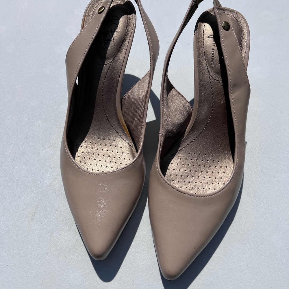 Life Stride. Popular beige. Great condition. Flex sole comfort. Indoor wear.